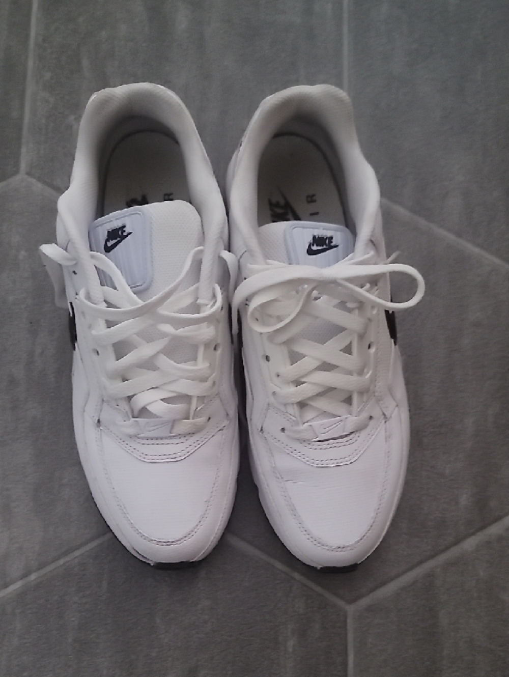 Gently Used Nike Mens White Low-Top Air Max 3 LTD Lace-Up Sneakers, Size 9